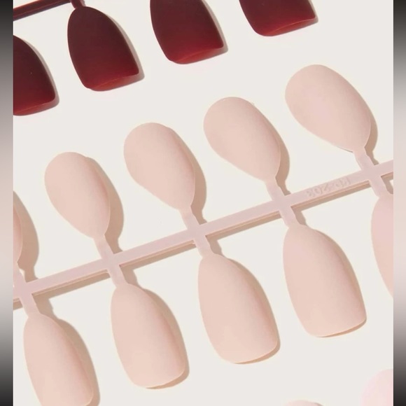 Short Almond Fake Nails 💅 - Picture 3 of 5